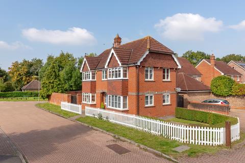 Jennings Way, Horley, Surrey, RH6 4 bed detached house for sale