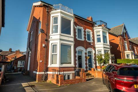 East Beach, Lytham St. Annes, FY8 3 bed apartment for sale