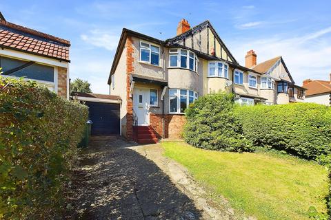 Collindale Avenue, Erith, Kent, DA8 3 bed semi