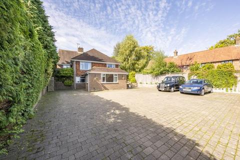 6 bedroom detached house for sale