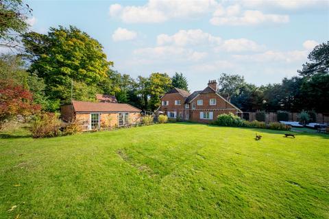 Farnham Lane, Slough SL2 5 bed detached house for sale