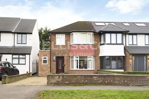 Francklyn Gardens, Edgware, Middx, HA8 3 bed semi