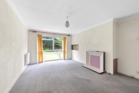 Warwick Gardens, Surrey KT7 2 bed apartment for sale