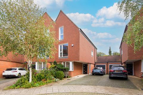 Spa Crescent, Tunbridge Wells 4 bed semi
