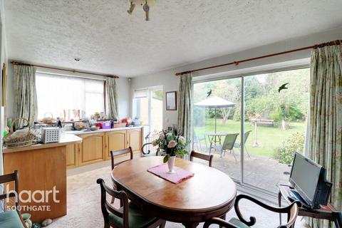Buckingham Close, London 3 bed semi