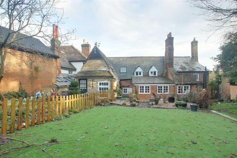 High Street, Kings Langley 2 bed house for sale