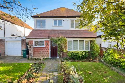 Lyndhurst Avenue, London, NW7 3 bed detached house for sale