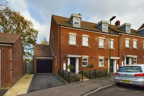 Shearwater Road, Hemel Hempstead, HP3 3 bed end of terrace house for sale