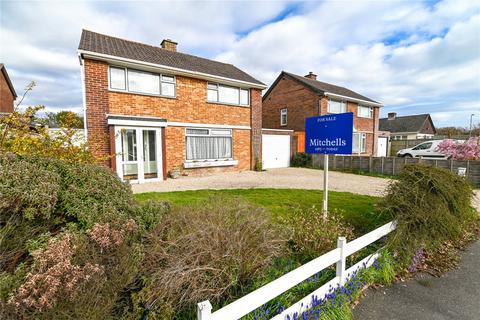 Mount Avenue, New Milton, Hampshire... 3 bed detached house for sale