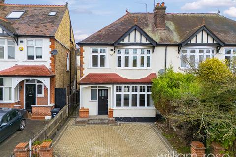 Kings Avenue, Woodford Green IG8 3 bed semi