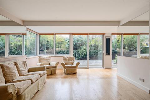 Haverstock Hill, Belsize Park NW3 2 bed apartment for sale