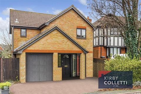 Hazel Close, West Cheshunt 3 bed detached house for sale