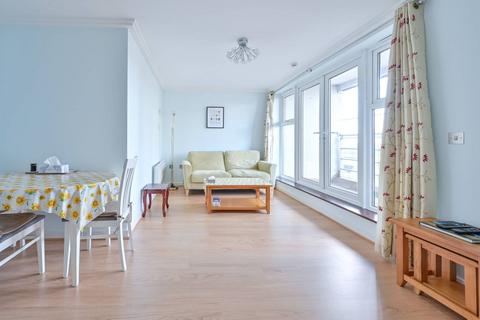 Station Approach, Woking, GU22 2 bed flat for sale