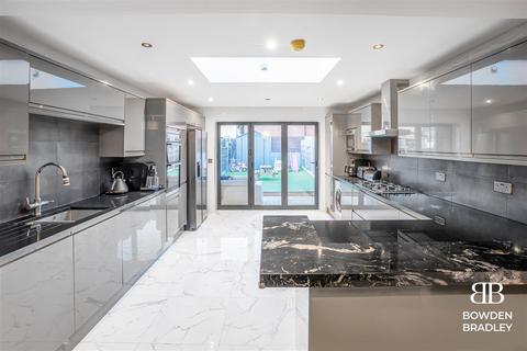 Victoria Road, Barking 2 bed terraced house for sale