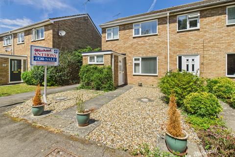 Claydon Path, Aylesbury, Buckinghamshire 3 bed end of terrace house for sale