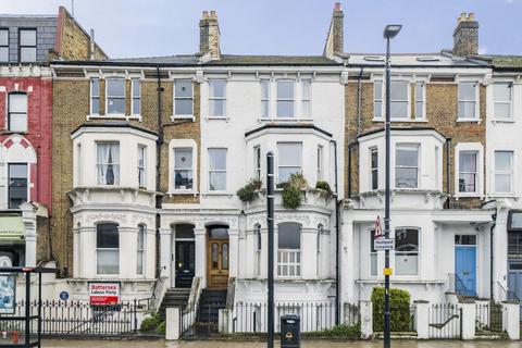 Lavender Hill, Battersea, London, SW11 2 bed flat for sale