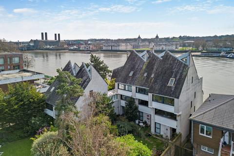 Ferry Street, London E14 5 bed semi