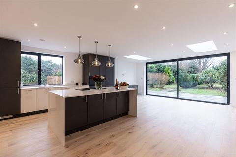 Bushey Avenue, Orpington BR5 4 bed semi