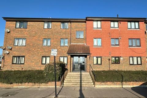 Flat 16 Meadowbridge Court, 99... 2 bed flat for sale