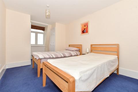 Queens Gardens, Broadstairs, Kent 2 bed apartment for sale