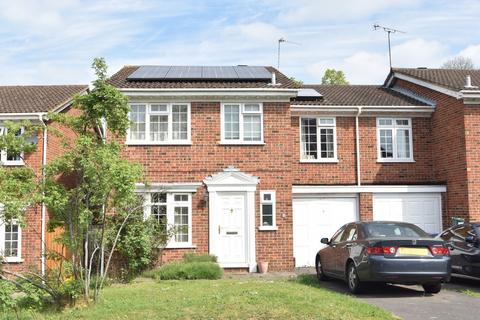Hillcrest, Weybridge, KT13 4 bed semi