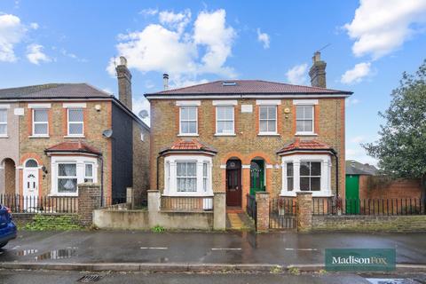 Colonial Road, Feltham TW14 3 bed semi