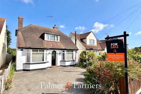 Walton Road, Walton on the Naze... 3 bed detached house for sale