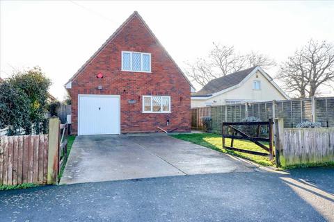 Little Clacton, Little Clacton CO16 2 bed detached house for sale