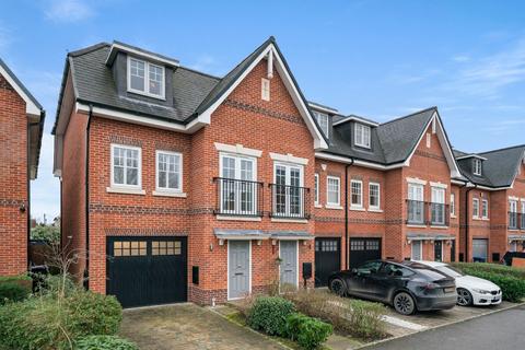 Combe Place, Cobham, KT11 4 bed semi