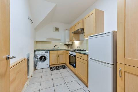 Hanworth Road, Hampton, TW12 2 bed flat for sale