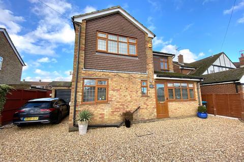 Chesham Road, Bovingdon HP3 4 bed detached house for sale