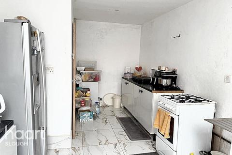 Oatlands Drive, Slough 4 bed terraced house for sale