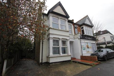Elm Road, Leigh On Sea, Essex 2 bed flat for sale