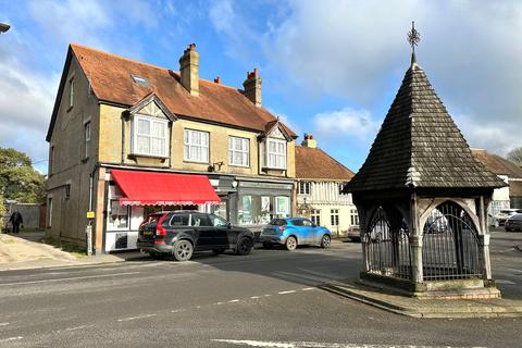 High Street, Bovingdon HP3 3 bed apartment for sale