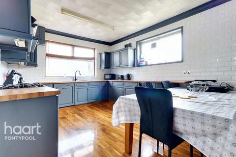 Victoria Road, Pontypool 3 bed detached house for sale