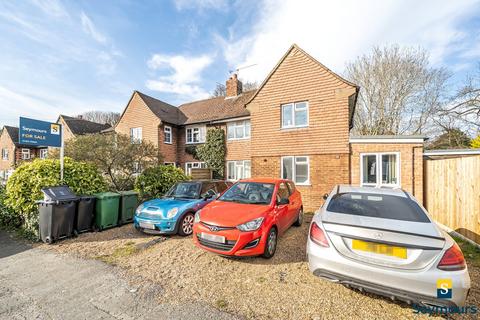 Foxburrows Avenue, Surrey GU2 6 bed semi