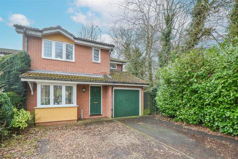 Wendover Gardens, Brentwood 3 bed detached house for sale