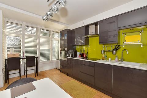 Tonbridge Road, Maidstone, Kent 2 bed apartment for sale
