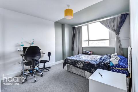 Lower Stone Street, MAIDSTONE 2 bed apartment for sale