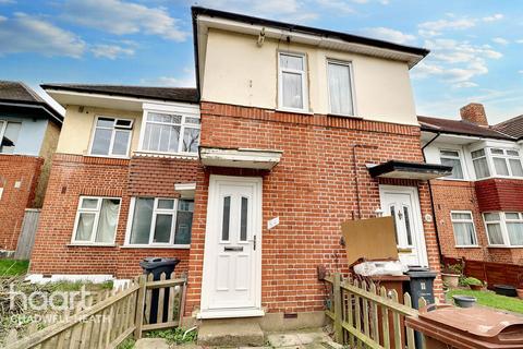 Grantham Gardens, Romford 2 bed flat for sale
