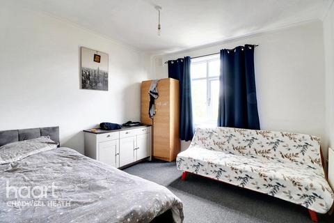 Grantham Gardens, Romford 2 bed flat for sale