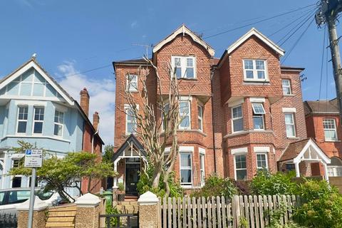 12 Clifford Road, Bexhill On Sea, TN40 2 bed apartment for sale