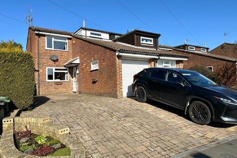 Ryder Close, Bovingdon HP3 3 bed semi