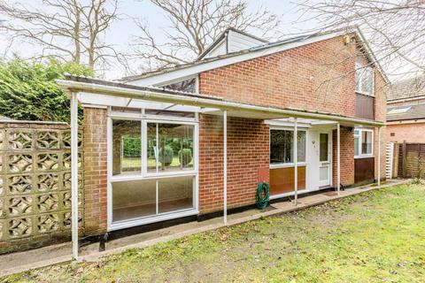 Maxwell Drive, Surrey KT14 5 bed detached house for sale