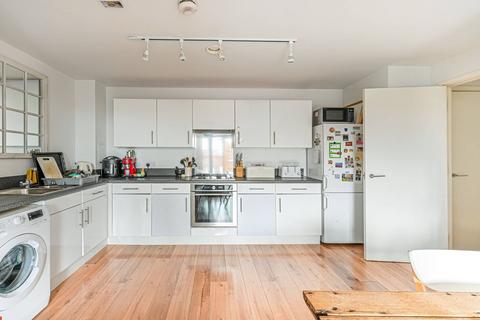 Len Bishop Court, Schoolhouse Lane... 2 bed flat for sale