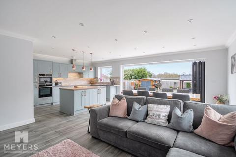 South Road, Corfe Mullen, BH21 4 bed detached house for sale