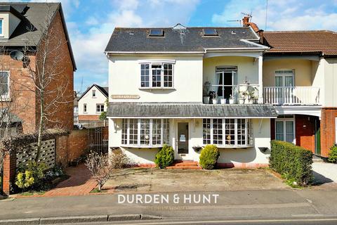 St. Marys Lane, Upminster, RM14 3 bed semi
