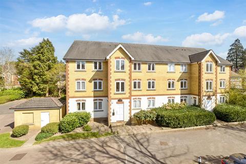 Bunce Drive, Caterham, Surrey 2 bed flat for sale