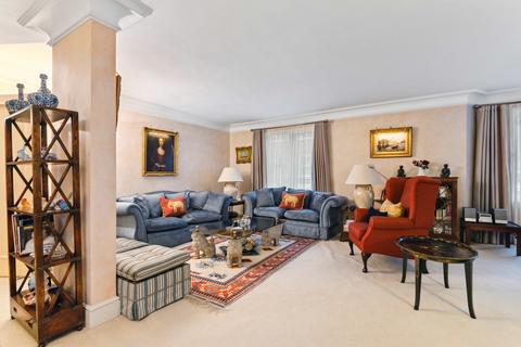 Tarnbrook Court, Holbein Place... 2 bed flat for sale