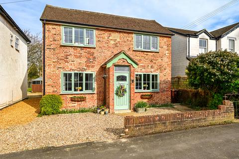 Peabody Road, Farnborough, GU14 2 bed detached house for sale